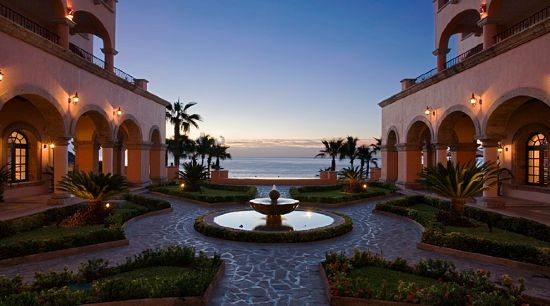 O lobby se abre para o mar